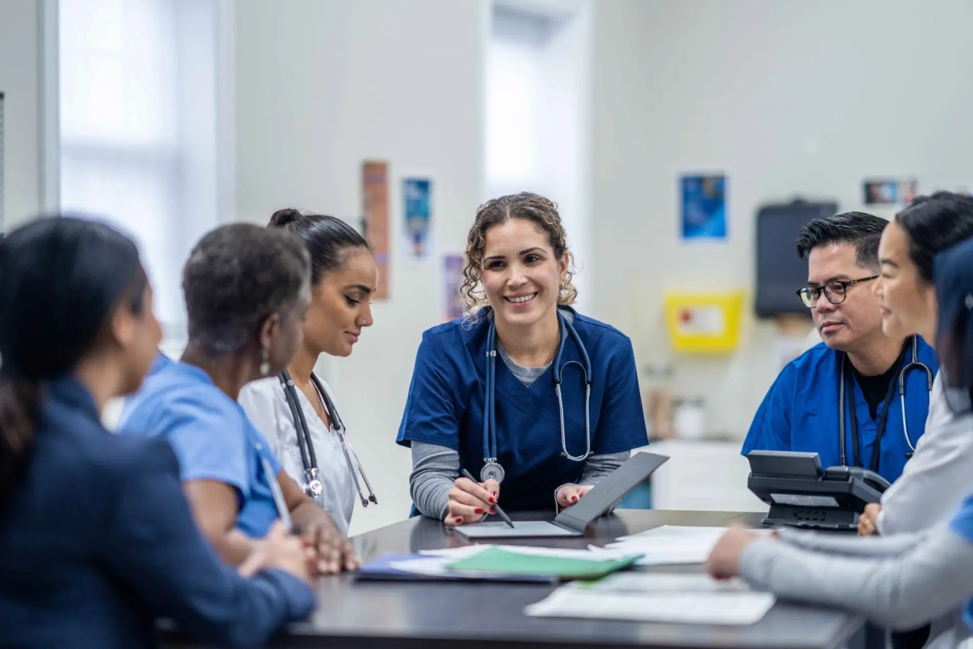 Professionnels de la santé debout en groupe