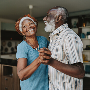 Pareja bailando y sonriendo