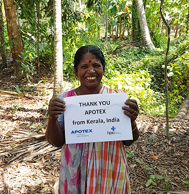 Mujer de Kerala sosteniendo un cartel