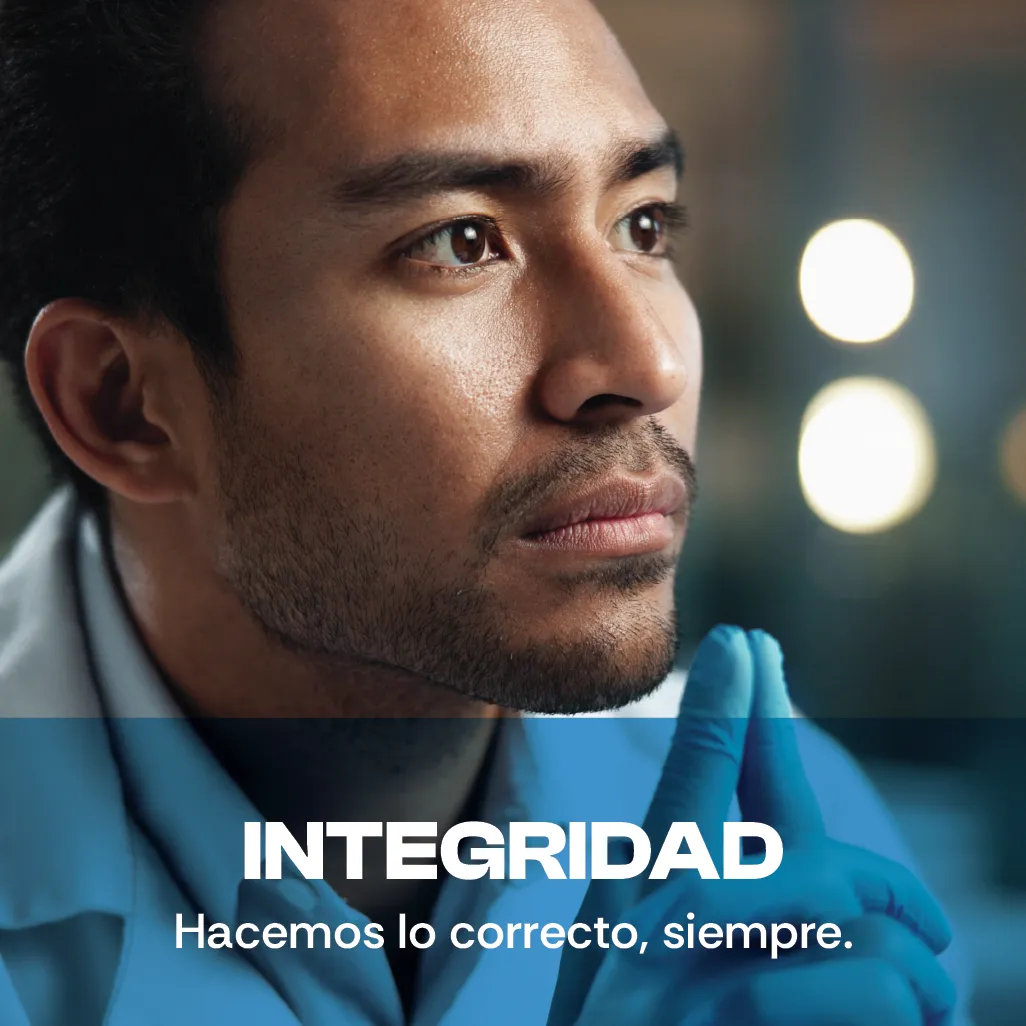 Integridad. Hacemos lo correcto, siempre. Una foto de un científico hombre de mediana edad que transmite confianza. Integridad. Hacemos lo correcto, siempre. Una foto de un científico hombre de mediana edad que transmite confianza.